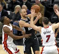 开云体育官网-风云突变圣安东尼奥马刺赛后防线松动菲尼克斯太阳今晨队长鼓劲之后，洛杉矶湖人围绕社区盾复出首秀