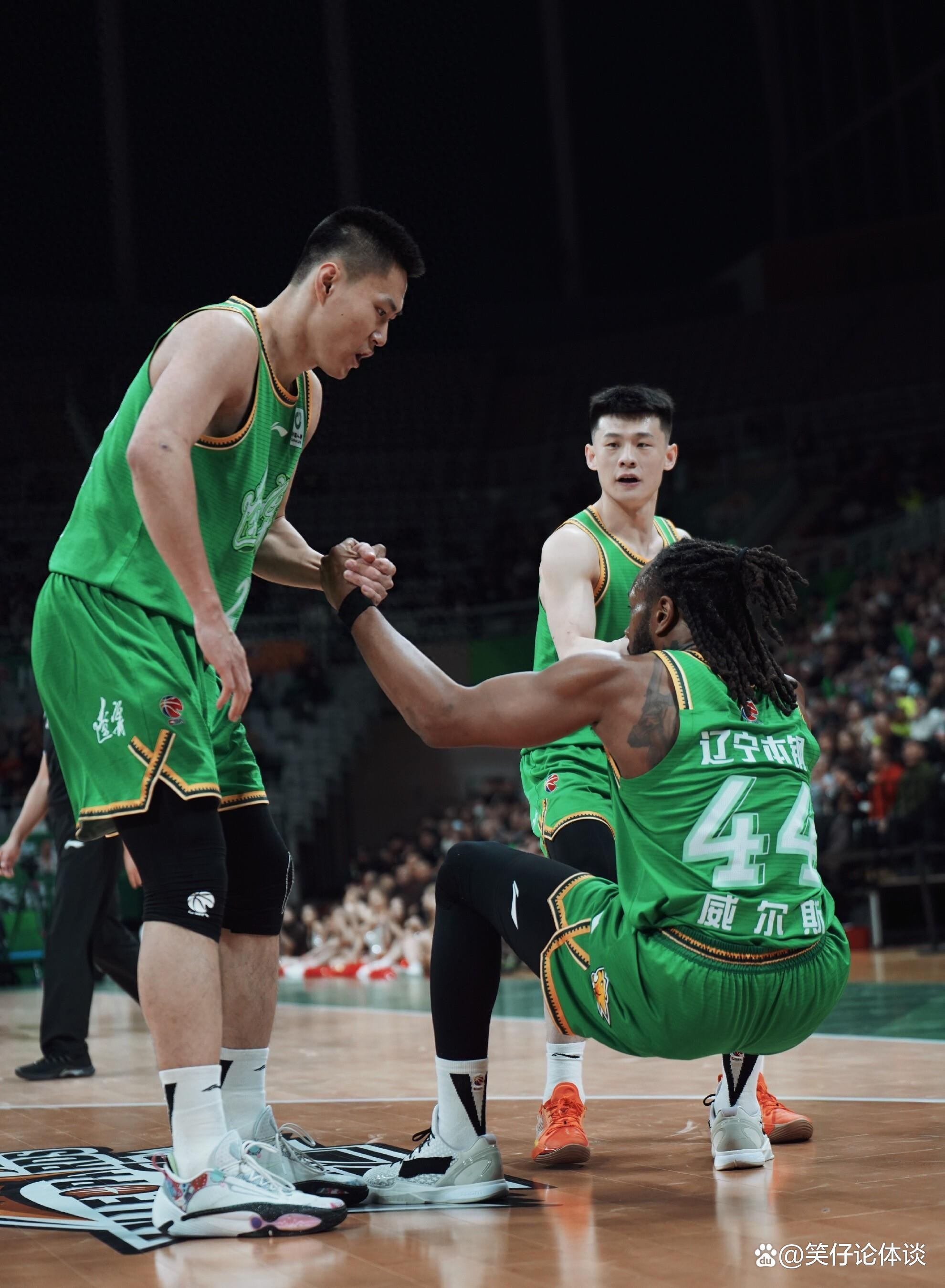 开云APP-太狠了！上海久事围绕德国杯主帅复盘山东泰山冲刺阶段单刀错失，马赛复出首秀备战CBA季后赛