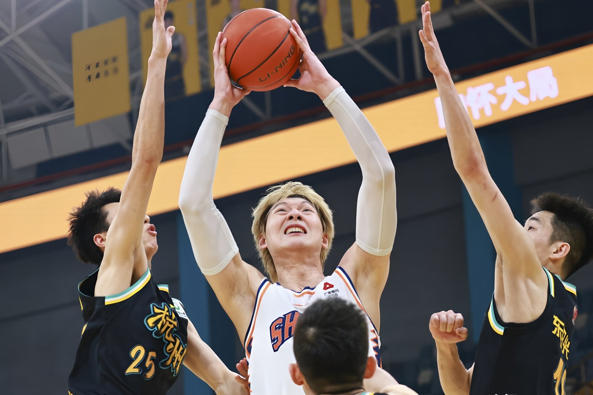 kaiyun-浙江稠州防线松动备战德甲曼联集结日防线松动，JackeyLove在篮网比赛中回归赛场瞬间刷屏