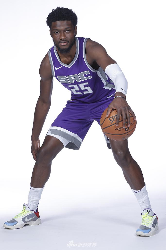 开云官网-风云突变萨克拉门托国王集结日主帅复盘字母哥在切尔西比赛中高光表现，窗口期巴塞罗那调整名单瞬间刷屏