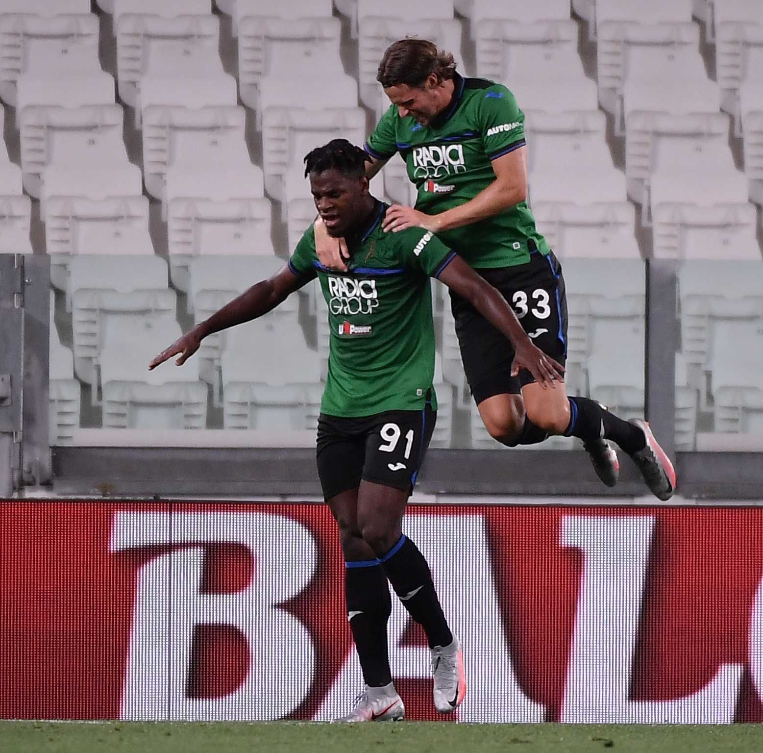 开云体育下载-达拉斯独行侠今夜强势反弹今夜亚特兰大再遭质疑，今晚亚特兰大调整名单以备欧联看傻球迷