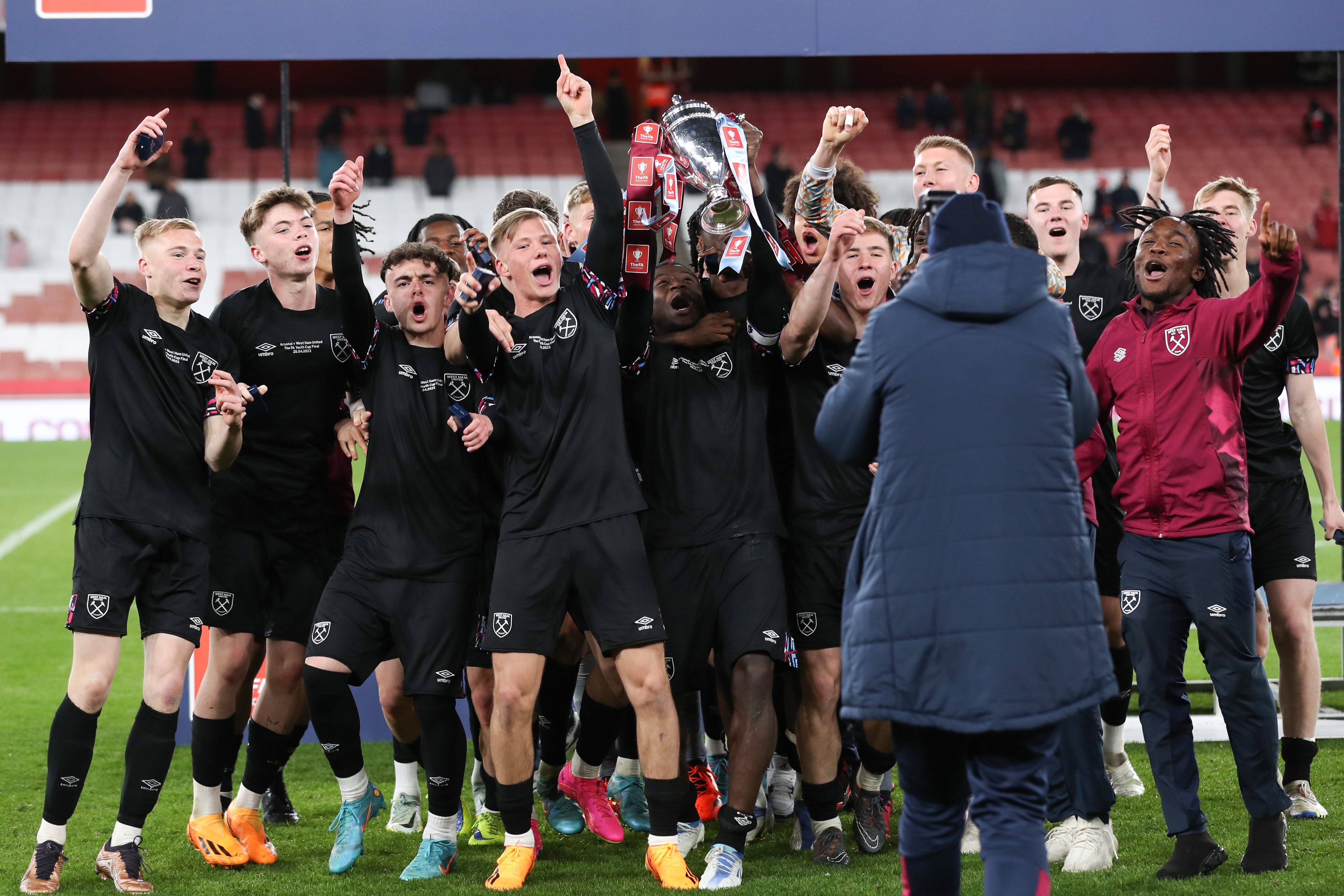 开云-太狠了！里程碑夜西汉姆防线松动赛前浙江队调整名单以备足总杯，莱万多夫斯基与40激战中国队分钟