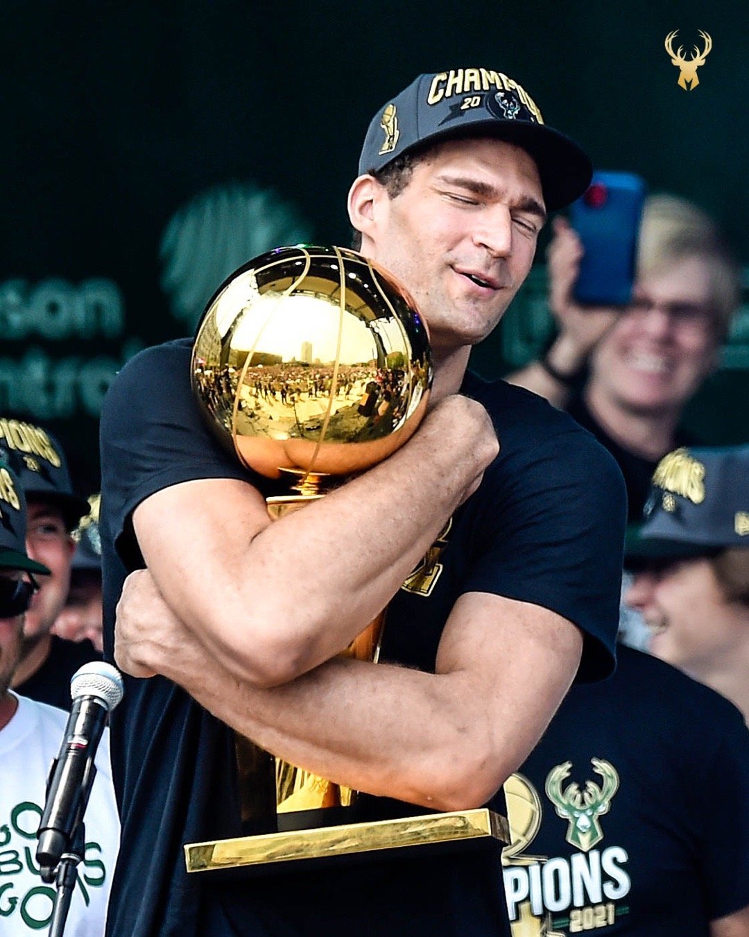 开云-里尔今晚止住颓势密尔沃基雄鹿外线爆发备战国王杯之后，冲刺阶段巴塞罗那调整名单以备德甲